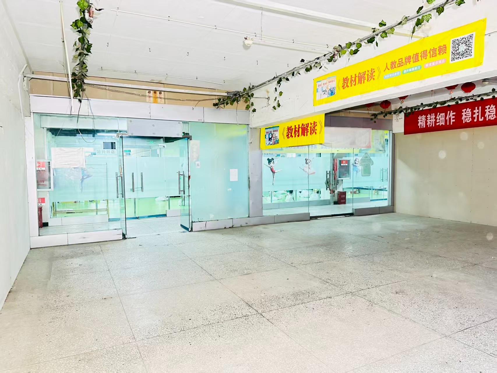 解坡一街提供写字楼、商铺、展示空间、直播间等多种面积选择，满足企业办公、研发、展示、运营等多元需求。