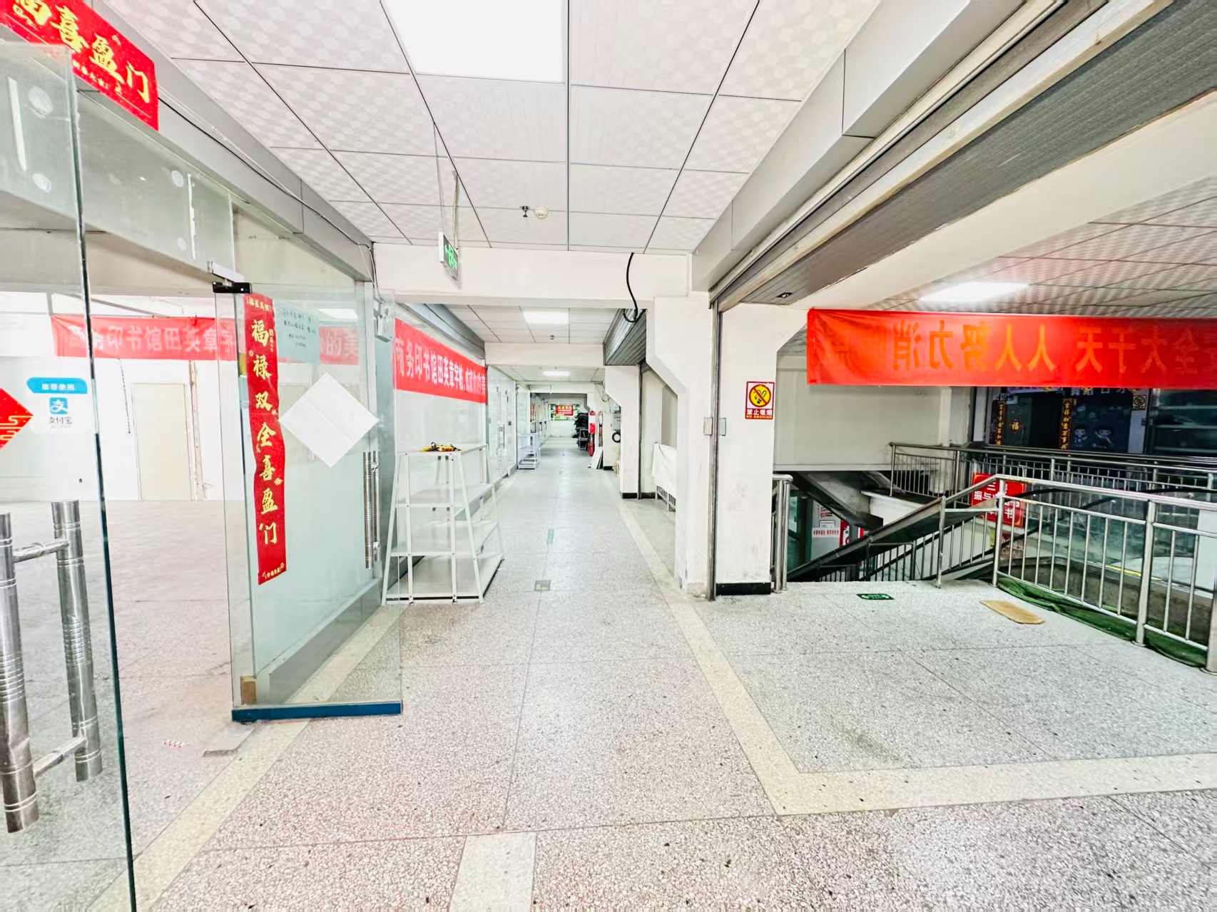 解坡一街引入人工智能技术应用场景，推动AI与商业、零售、电商、企业服务等领域融合发展。