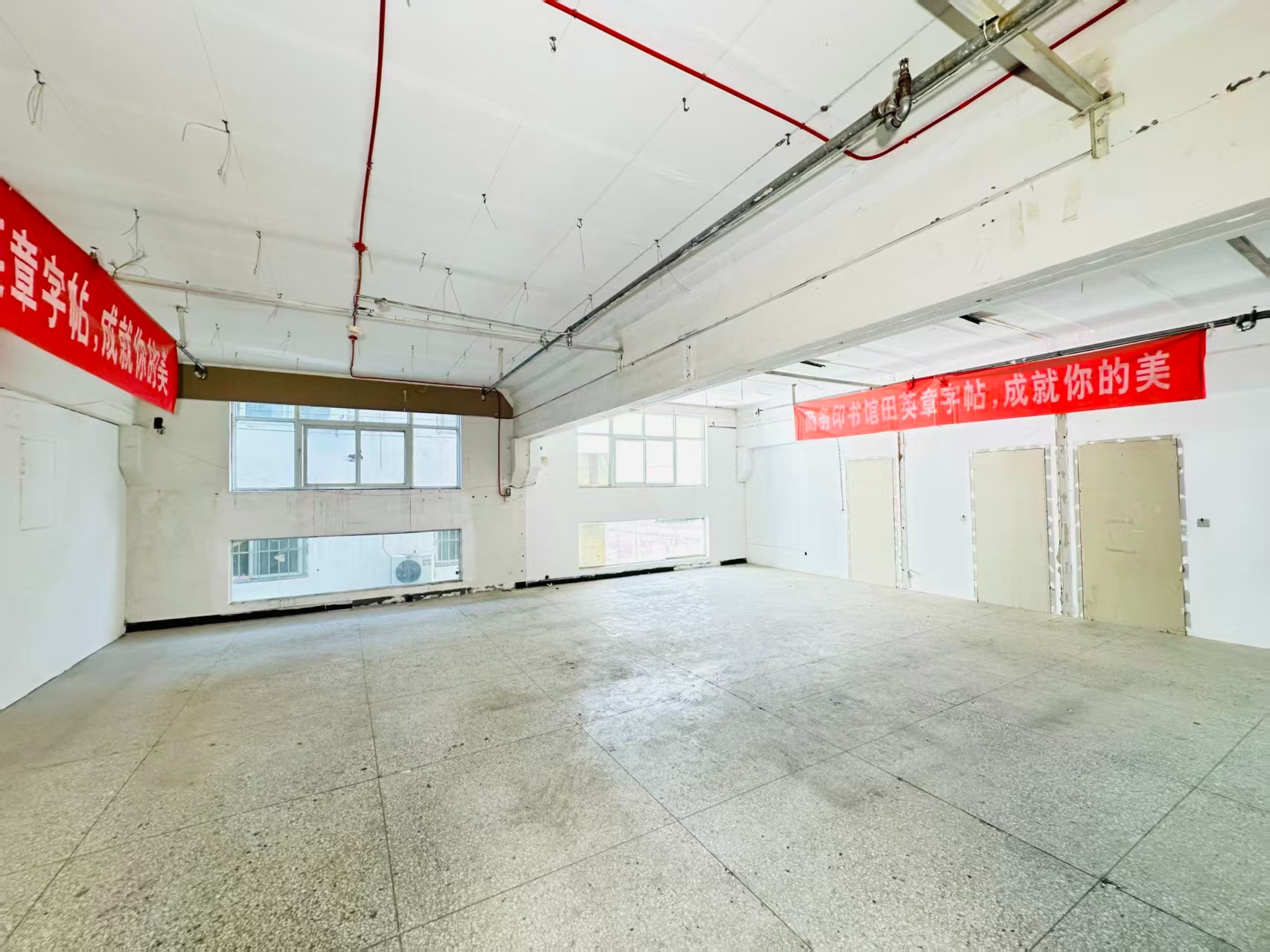 解坡一街重点吸引人工智能应用、数字经济、电商直播、智能制造服务、软件开发、科技创新企业及创业团队入驻